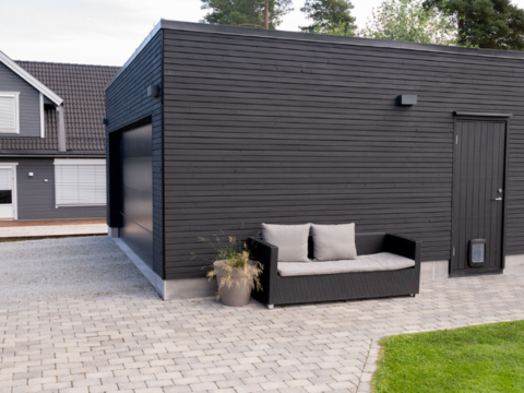 Slik bygger du garasje En garasje kan romme mer enn bare bilen. Den kan også være en oppbevaringsbod, hobbyrom, smørebod og utstyrsbod. Vi hjelper deg med å tegne garasjen slik du ønsker den!