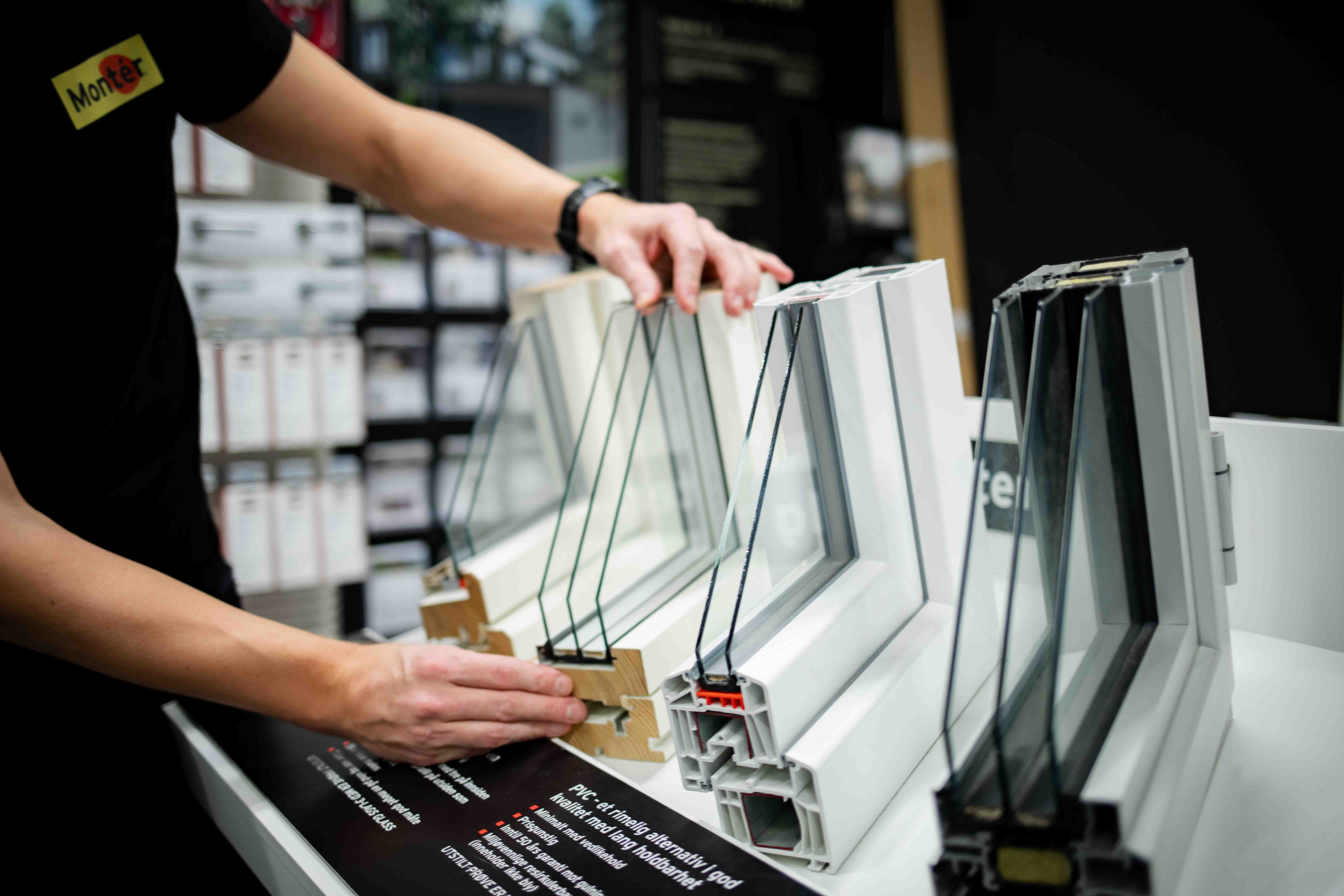 Bygg- og energirådgiver hos Montér som viser vinduenes ulike u-verdi og forskjellen på 2 og 3 lags med hensyn til varmetap