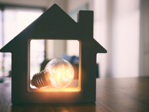 hus med lyspære i som symbol på energi hus med lyspære i som symbol på energi