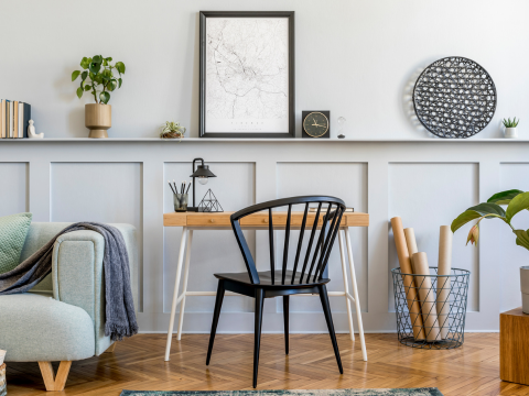 Stue i nordisk stil der listverk er brukt som dekorelement på veggen Stue i nordisk stil der listverk er brukt som dekorelement på veggen