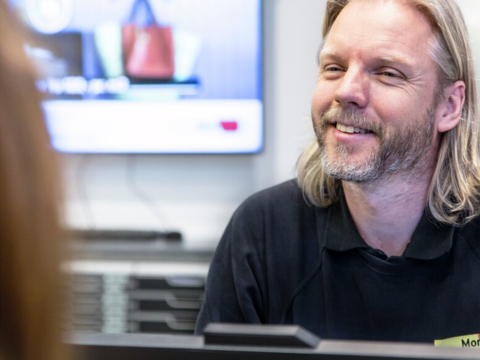 en av våre kjøkkenspesialister som har et kjøkkenmøte med kunde en av våre kjøkkenspesialister som har et kjøkkenmøte med kunde