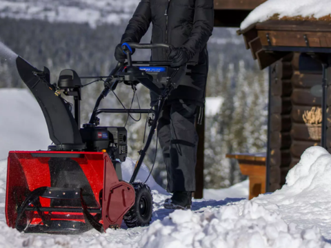 mann med snøfreser fra ALKO som måker innkjørsel mann med snøfreser fra ALKO som måker innkjørsel