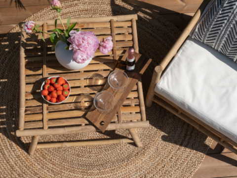 terrasse med hagemøbler på en solfylt sommerdag terrasse med hagemøbler på en solfylt sommerdag