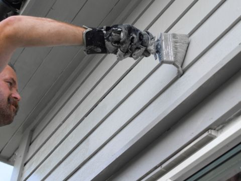 mann som maler huset med pensel fra jordan mann som maler huset med pensel fra jordan