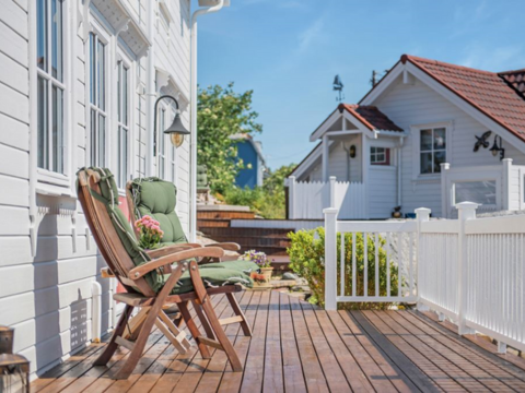 uteplass i sol en nydelig sommerdag - nymalt hus uteplass i sol en nydelig sommerdag - nymalt hus