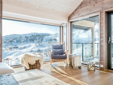 store vinduer på hytte på fjellet store vinduer på hytte på fjellet