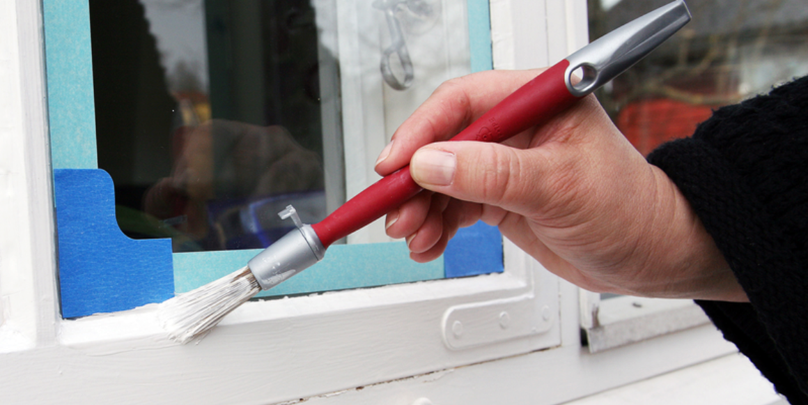 Velg en pensel med rund bust når du skal male sprosser og vinduer, så kommer du godt til i kriker og kroker. Foto: Jordan