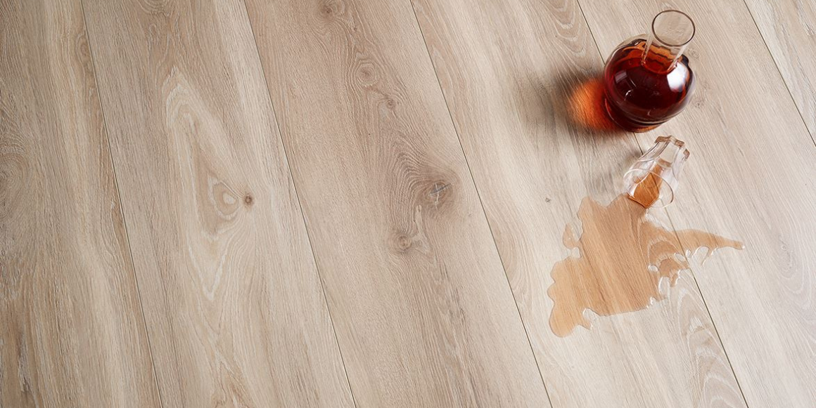 De fleste vet at gulvvask hører med i hverdagen, men gjør du det egentlig riktig i forhold til hvilket type gulv du har? I denne artikkelen gir deg tips for rengjøring av parkettgulv, laminatgulv, vinylgulv og heltregulv. 