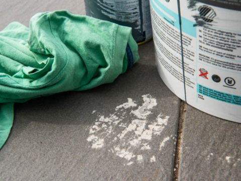 Her får du tips om hvordan du kan fjerne maling fra klær, gulv, treverk og stein eller fliser. Foto: Metro Branding.