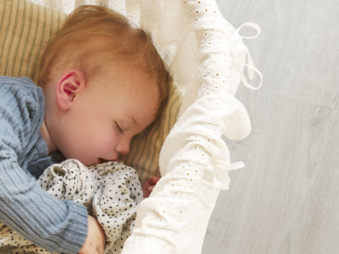 barn som sover på rom der det er lagt bærekraftig gulv i høy kvalitet