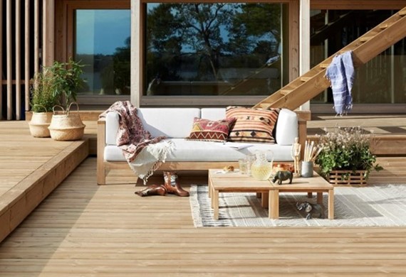 Uteområde med lyst terrassebord, terrassetrapp og utemøbler