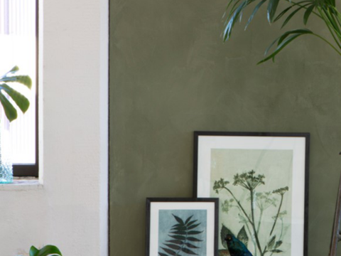 stue med gipsvegger malt i en grønnfarge