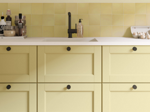 kjøkkenmodellen Skagerak, til høyre Siena i litt ulike nyanser av gul fra AUBO Scala