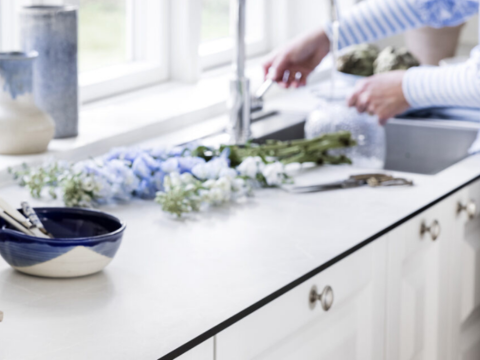 I et skandinavisk kjøkken er vasken et verktøy som samtidig skal fungere med et interiør. Se vårt utvalg av kjøkkenvasker og blandebatterier.