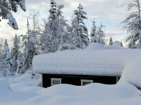 hyttetak overfylt av snø