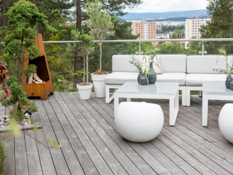 Terrasse med hagemøbler