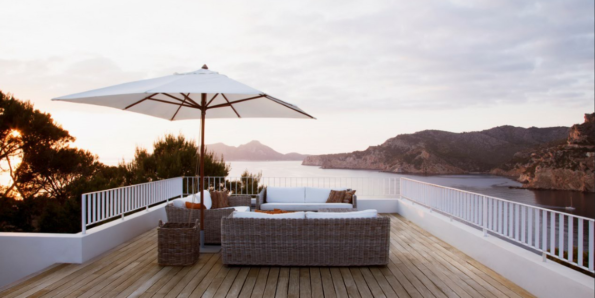 uteplass ved sjøen med fin utsikt og hagemøbler i solnedgang