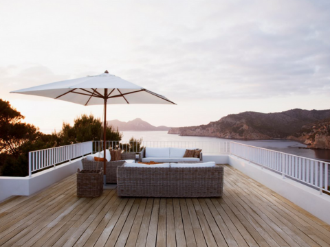 Terrasse med hagemøbler i nydelig solnedgang på sommeren