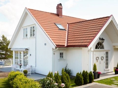 hvitt nymalt hus i nydelige omgivelser