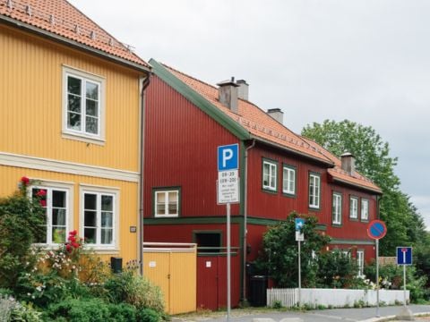 hus i gul og rød maling 