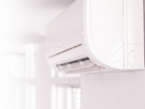 varmepumpe montert på ly vegg innendørs